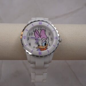 Disney Women's White Watch Featuring Daisy Duck – Playful Elegance